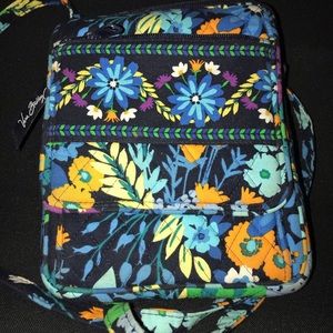 I’m selling a Vera Bradley cross body small purse.